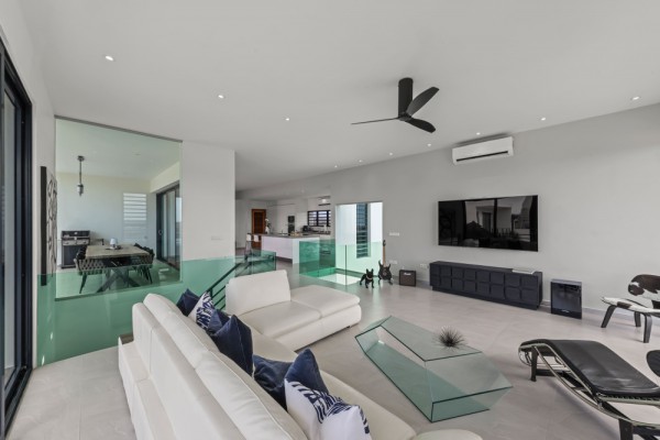 Beautiful Contemporary Villa Overlooking Spanish Water