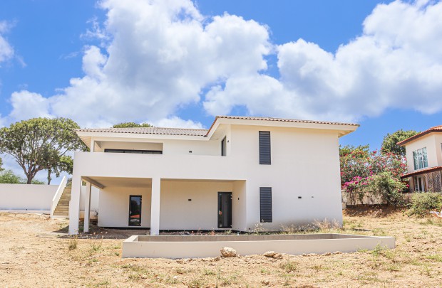 Nieuwe, moderne villa met 5 slaapkamers en zwembad te koop op Curaçao