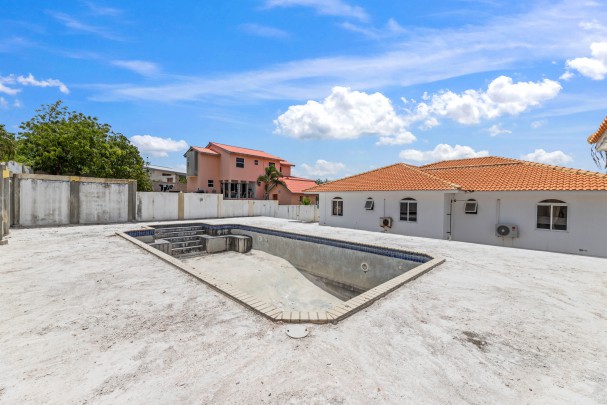 Cas Grandi &ndash; Spacious fixer-upper with apartment in a quiet location