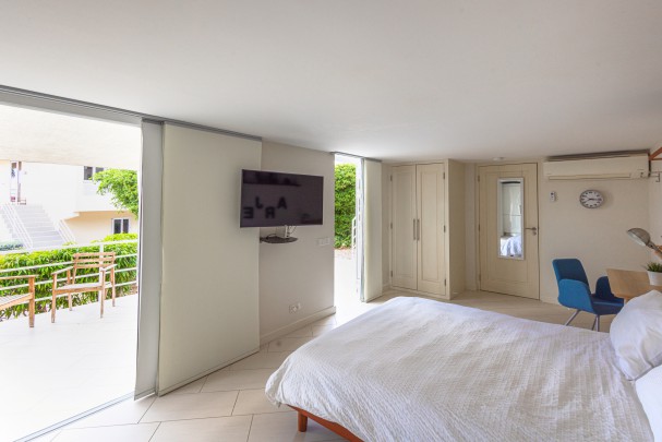 Royal Palm: Charming furnished studio with terrace for rent