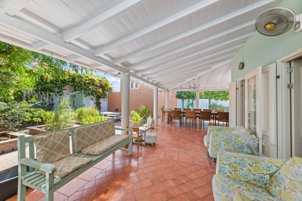 Otrobanda - Spacious monumental townhouse with city garden and parking