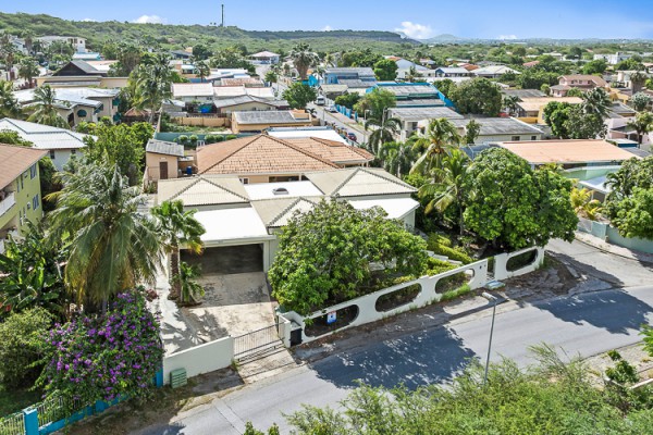 Spacious 3-bedroom villa with separate apartment