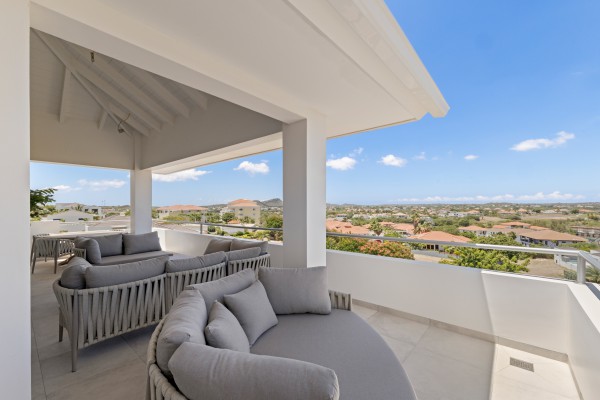 Blue Bay-Luxuriously furnished new-build penthouse in a prime location
