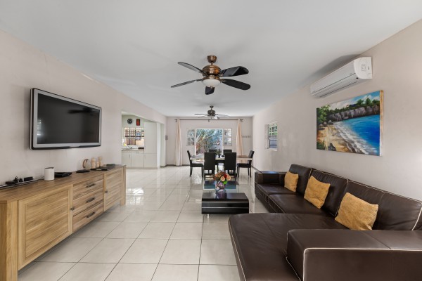 Hanenberg – Tropical vacation home with pool and private bar