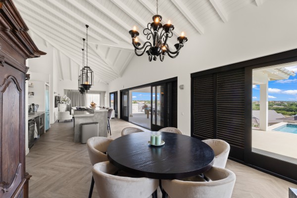 Blue Bay – Royale Villa met Zeezicht, Zwembad & 2 Appartementen