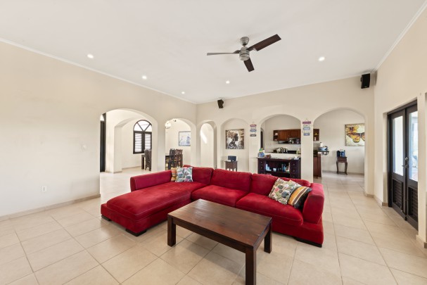 Blue Bay &ndash; Grote villa met twee ruime appartementen