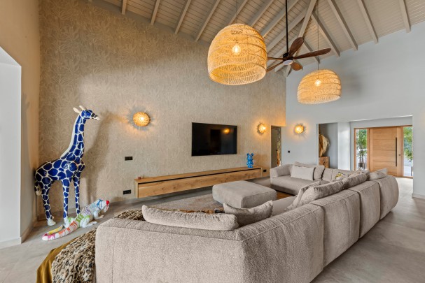 Blue Bay &ndash; Fraai gerenoveerde villa met zwembad aan golfbaan  