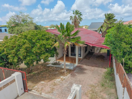  Charming 3-Bedroom Villa with High Ceilings & Tropical Garden