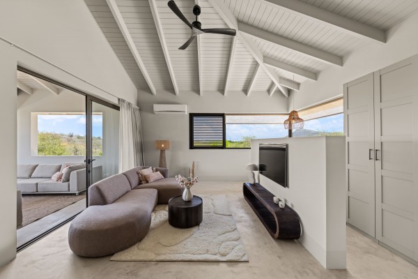 Luxury Villa with 4 Bedrooms, Pool & Guest Suite in Blue Bay