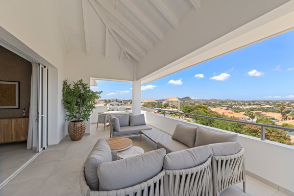 Blue Bay-Luxuriously furnished new-build penthouse in a prime location