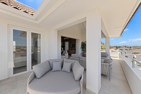Blue Bay-Luxuriously furnished new-build penthouse in a prime location
