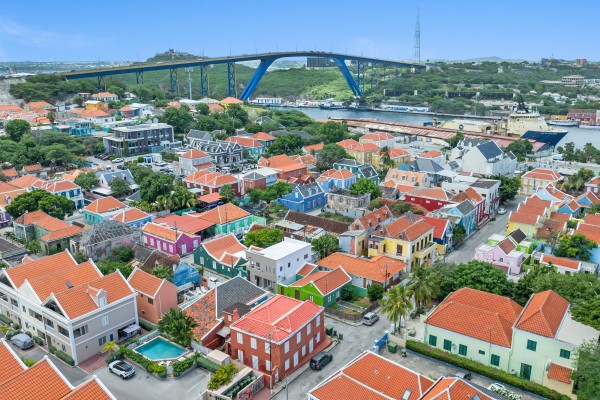 Apartment complex next to the charming Kura Hulanda