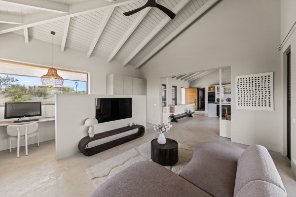 Luxury Villa with 4 Bedrooms, Pool & Guest Suite in Blue Bay