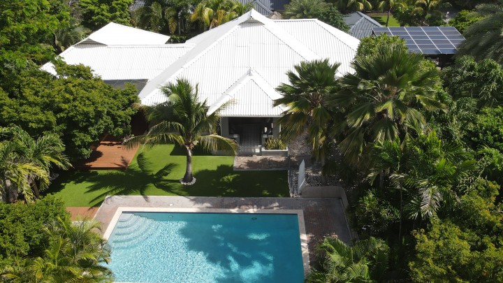 Emmastad - Characteristic tropical villa with pool and apartment 
