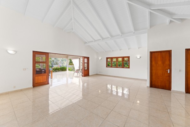 Blue Bay BL-19 – Spacious Villa on Golf Course