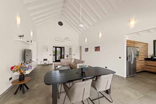 Blue Bay – Charming Villa with Pool and Golf Course Views