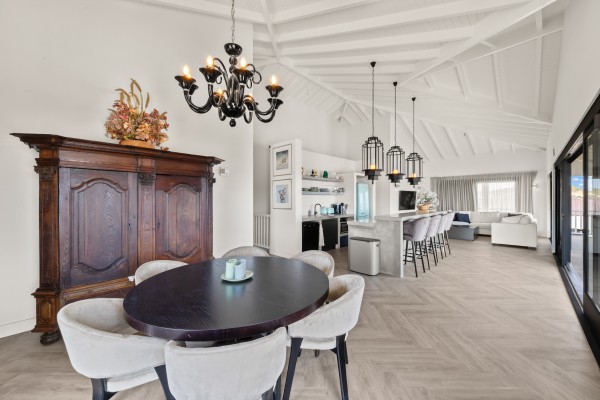Blue Bay – Royale Villa met Zeezicht, Zwembad & 2 Appartementen