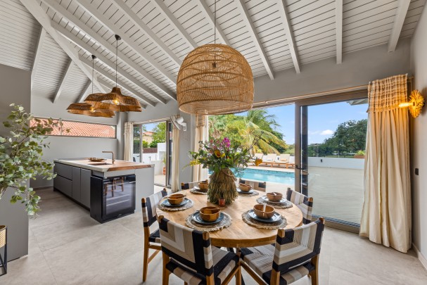 Blue Bay &ndash; Fraai gerenoveerde villa met zwembad aan golfbaan  