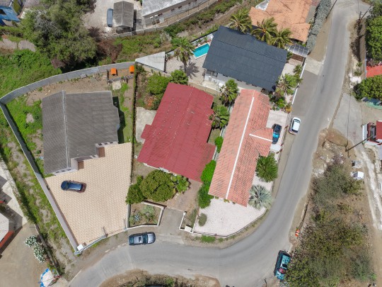  Charming 3-Bedroom Villa with High Ceilings & Tropical Garden