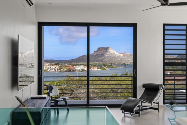 Beautiful Contemporary Villa Overlooking Spanish Water