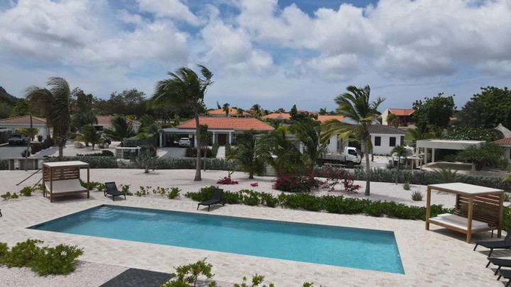 Blue Bay J sectie – Luxury Apartment with Pool & Garden