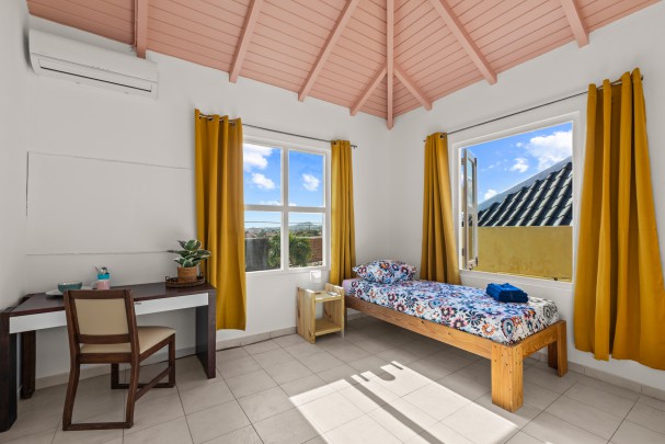 Fully operational student housing complex with 30 rooms for sale