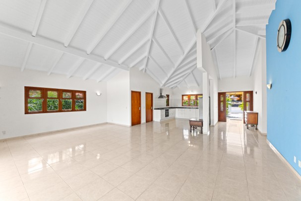 Blue Bay BL-19 – Spacious Villa on Golf Course