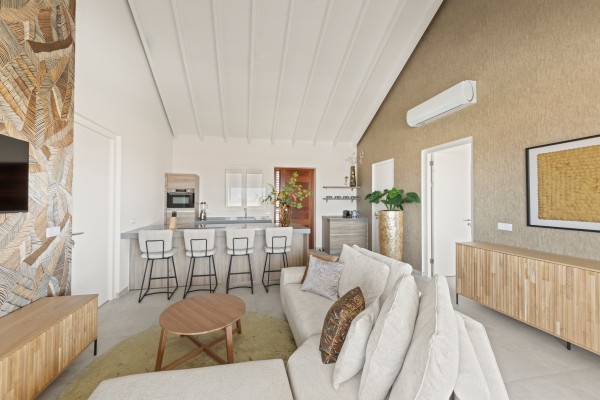 Blue Bay-Luxuriously furnished new-build penthouse in a prime location