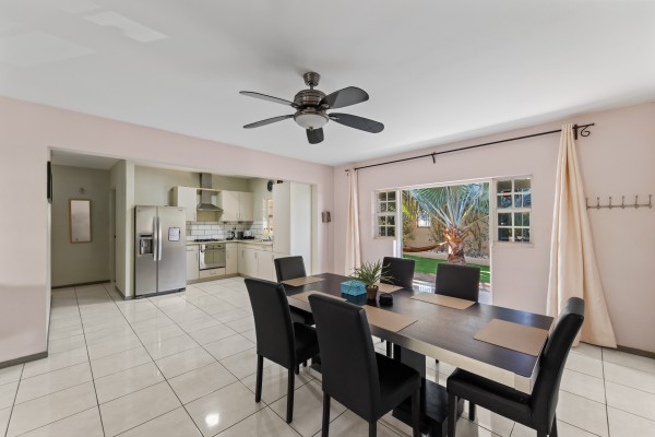 Hanenberg – Tropical vacation home with pool and private bar