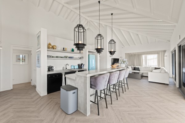 Blue Bay – Royale Villa met Zeezicht, Zwembad & 2 Appartementen