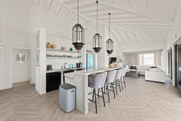 Blue Bay – Spacious Villa with Ocean View, Pool & 2 Apartments