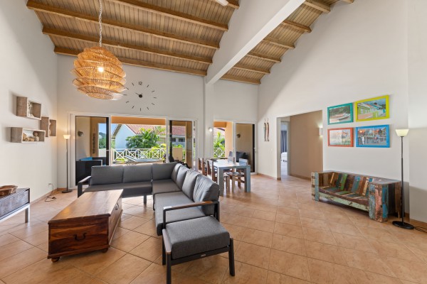 Spacious furnished 2-bedroom bungalow in Blue Bay 