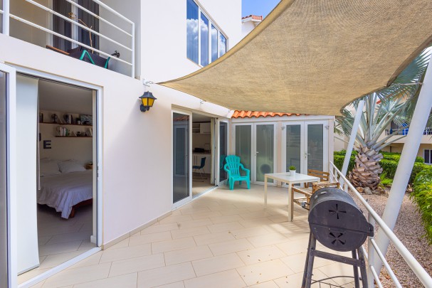 Royal Palm: Charming furnished studio with terrace for rent