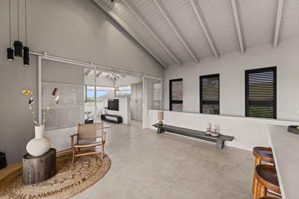 Luxury Villa with 4 Bedrooms, Pool & Guest Suite in Blue Bay