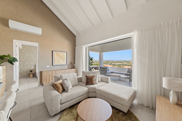 Blue Bay-Luxuriously furnished new-build penthouse in a prime location