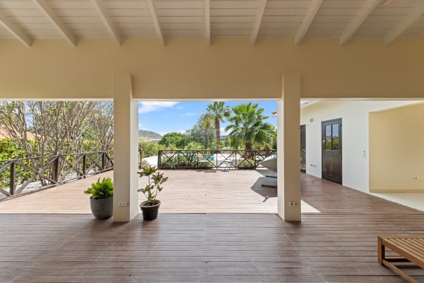 Blue Bay L-section &ndash; three-bedroom villa with a lovely outdoor space