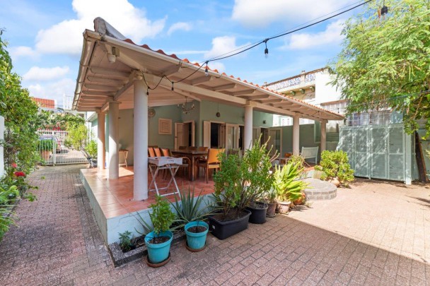 Otrobanda - Spacious monumental townhouse with city garden and parking