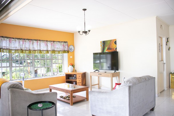 Charmant 3-Slaapkamer Huis met Tuin & Gastenappartement – Cerito