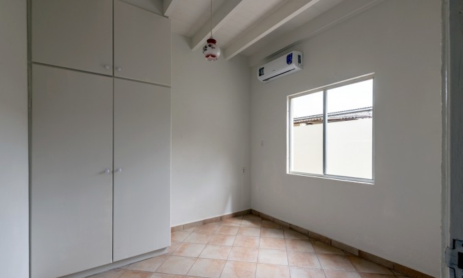 Ruime 4-slaapkamer villa met zwembad in Jan Doret