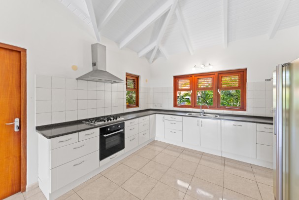 Blue Bay BL-19 – Spacious Villa on Golf Course