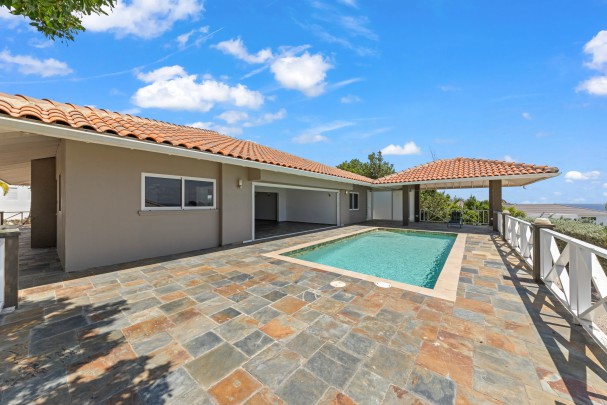 Blue Bay BB-39 – Spacious Villa with Pool and Sea View
