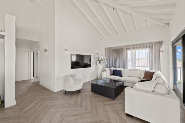 Blue Bay – Royale Villa met Zeezicht, Zwembad & 2 Appartementen