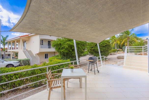 Royal Palm: Charming furnished studio with terrace for rent