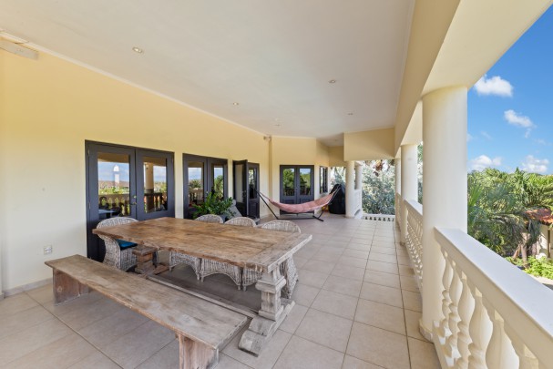 Blue Bay &ndash; Grote villa met twee ruime appartementen