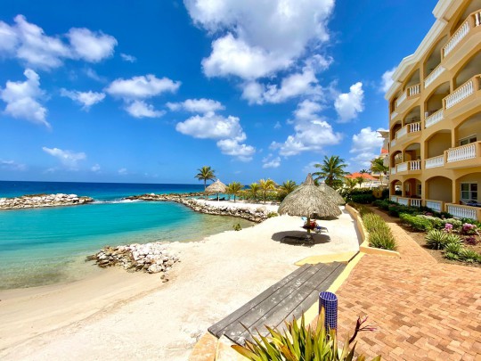 The Strand - Gorgeous 3-bedroom oceanview apartment with private beach