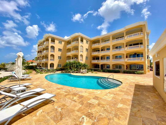 The Strand - Gorgeous 3-bedroom oceanview apartment with private beach