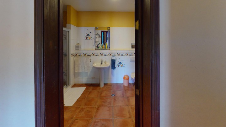Damacor - Beautiful Fixer upper house on a hill centrally located