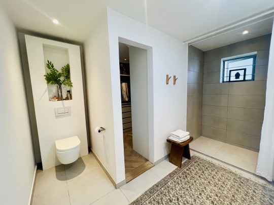 Gerenoveerde 4-sl.k. villa met zwembad-jacuzzi-golfbaan naast haven!