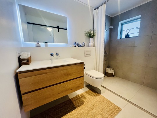 Gerenoveerde 4-sl.k. villa met zwembad-jacuzzi-golfbaan naast haven!
