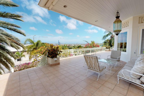 Wonderful classical villa in the center of Willemstad with pool